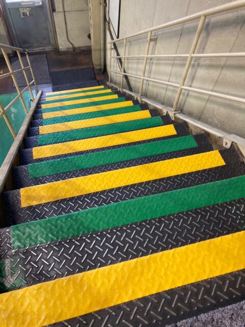 安全委員会活動　階段滑り止めテープ貼り替え